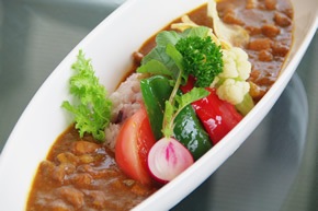 酸味と辛さが絶妙にマッチした人気メニュー黒酢カレー 酸味と辛さが絶妙にマッチした人気メニュー黒酢カレー